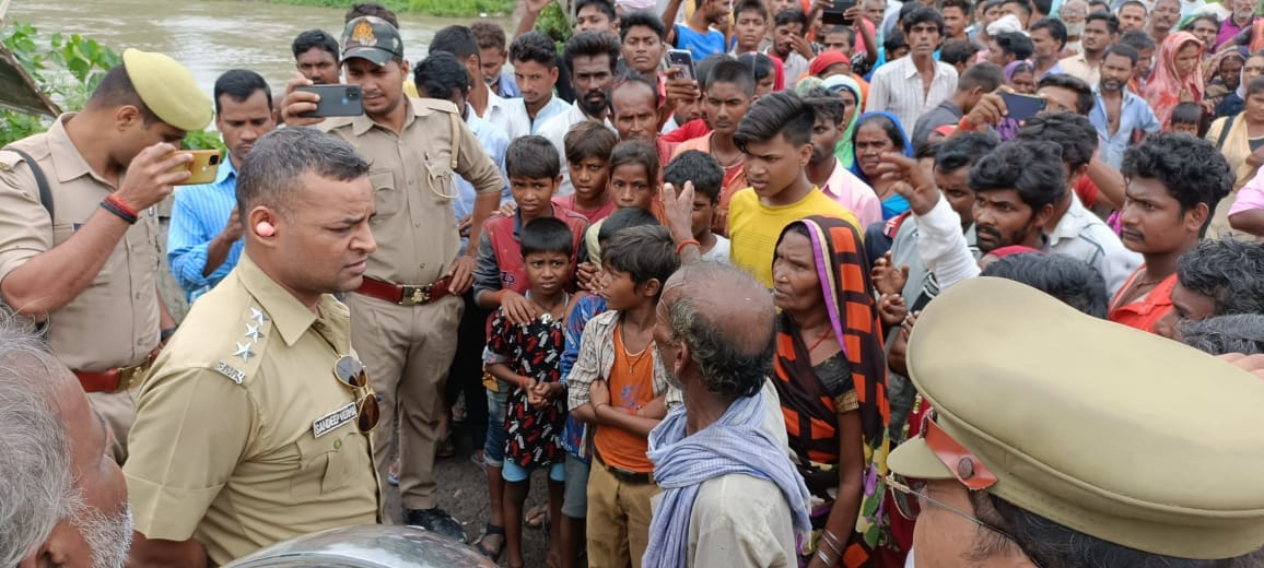 Demonstration on the road by keeping the dead body, gave a sit-in