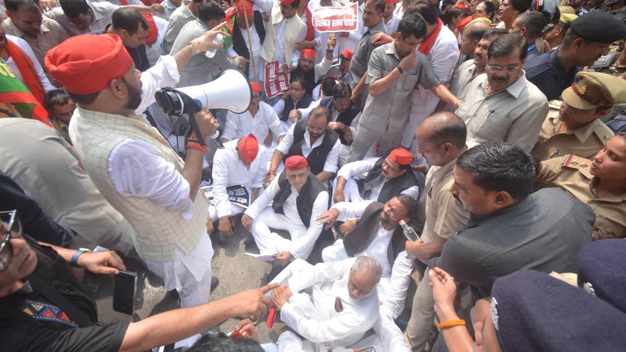 Vidhanmandal session: Samajwadi party march in Lucknow.