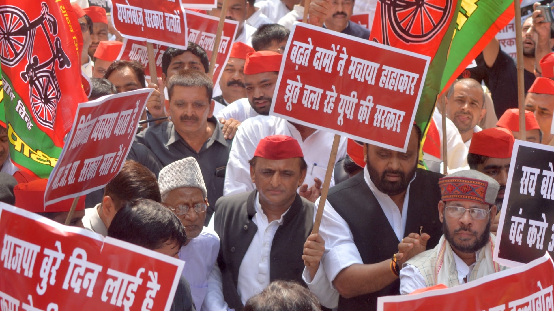 Vidhanmandal session: Samajwadi party march in Lucknow.