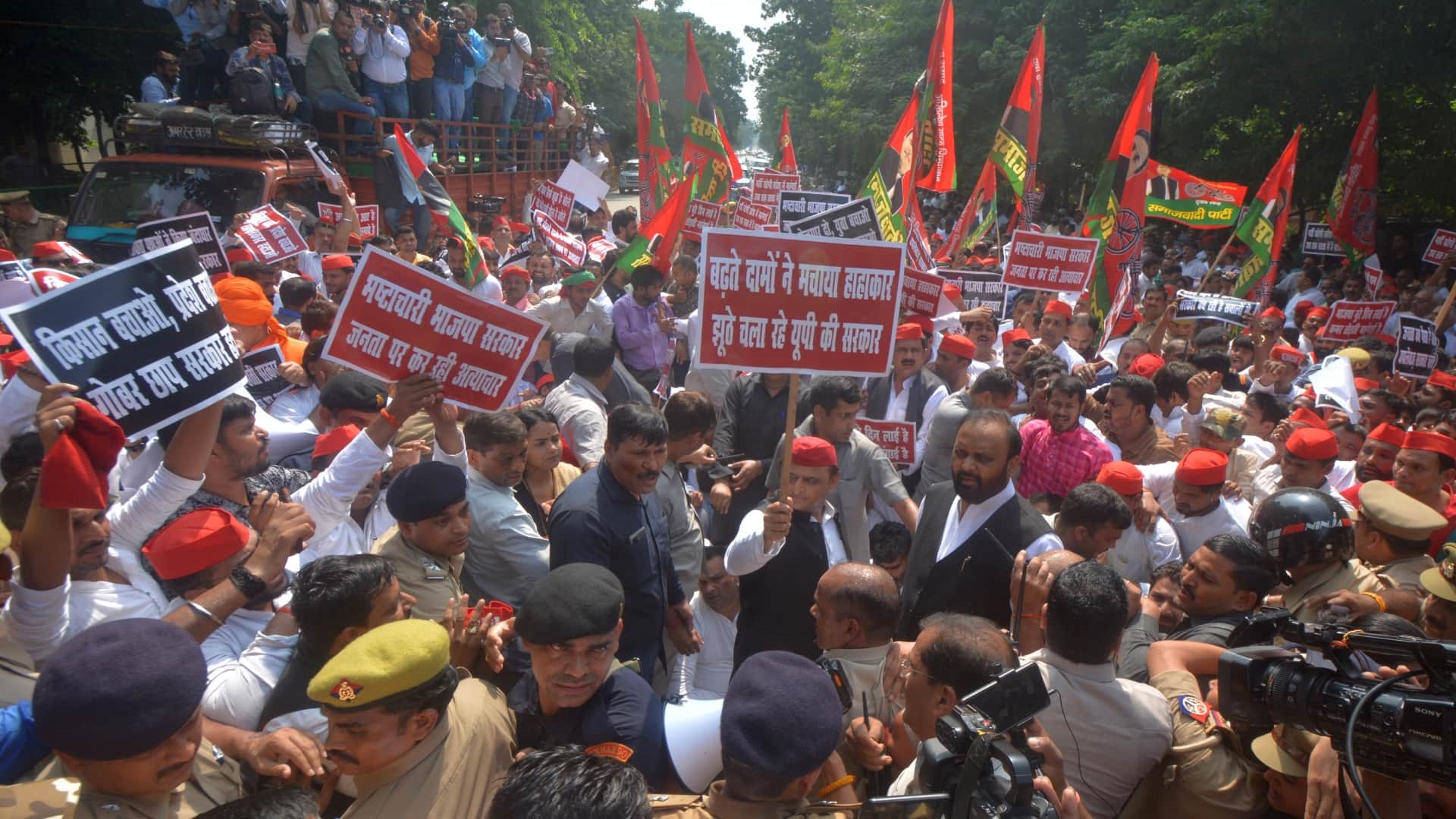Vidhanmandal session: Samajwadi party march in Lucknow.