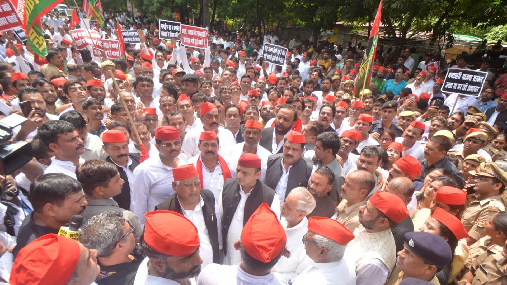 Vidhanmandal session: Samajwadi party march in Lucknow.