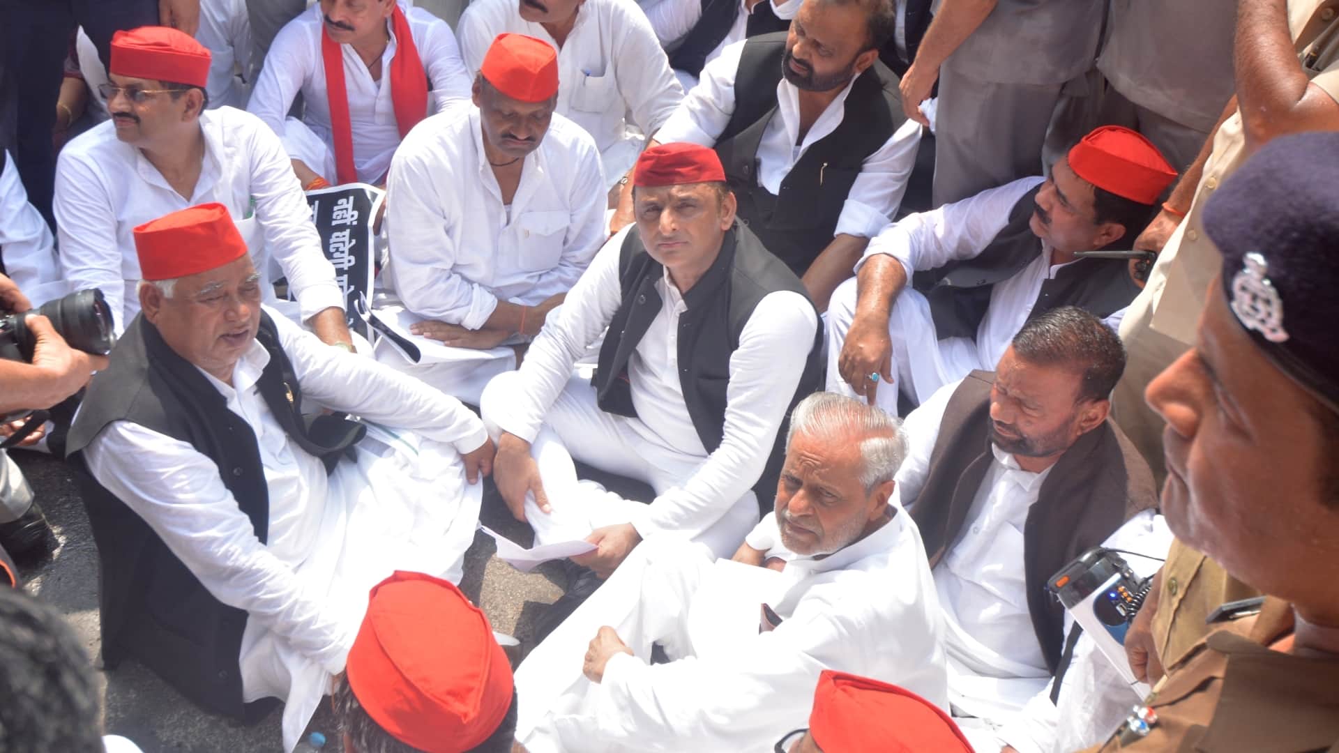 Vidhanmandal session: Samajwadi party march in Lucknow.