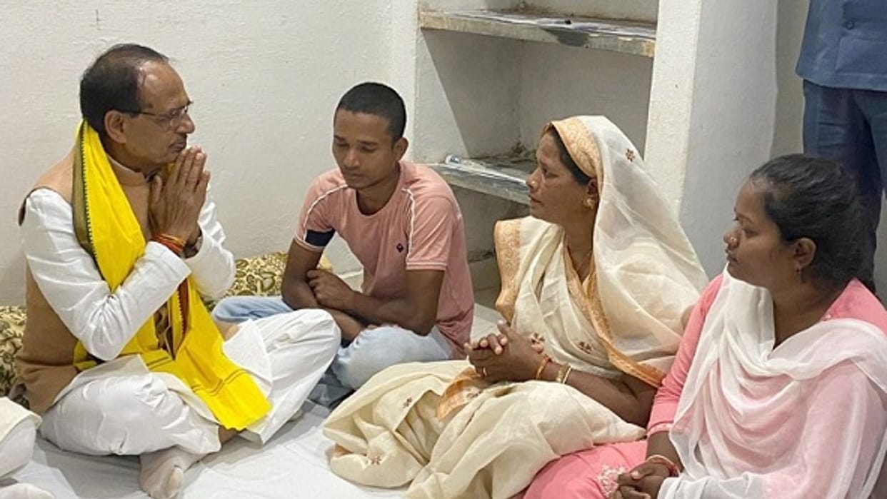 Family of martyr Girijesh will get assistance of one crore CM paid tribute after reaching home