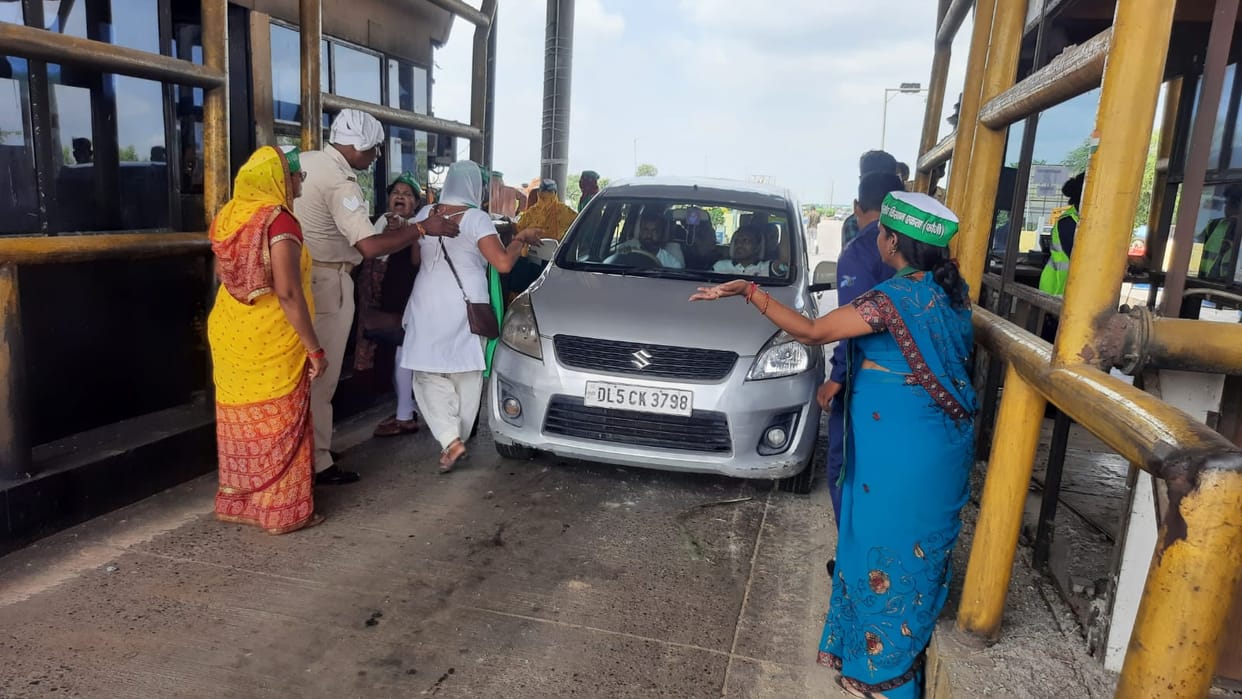 Bhakia performed at Gabhana toll plaza, vehicles left for free for one hour