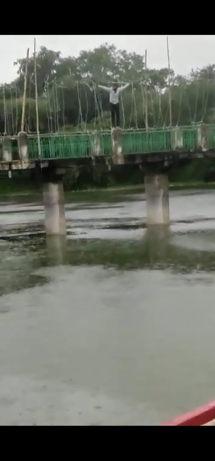 Jalaun: The young man created a ruckus by climbing the railing of the pond, the video went viral