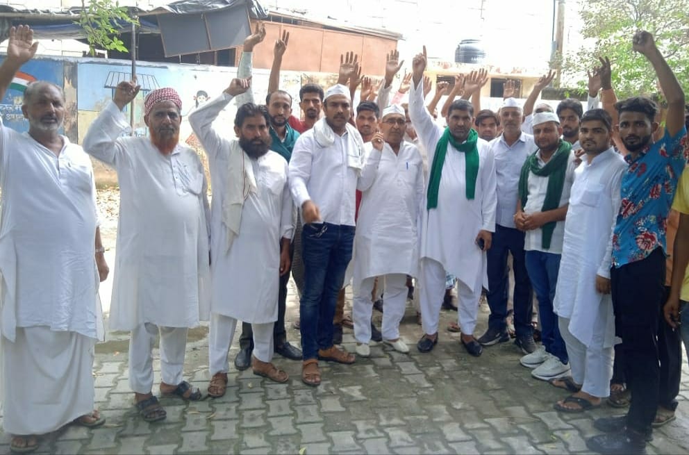 Demand for compensation to the farmers who were scorched by the current