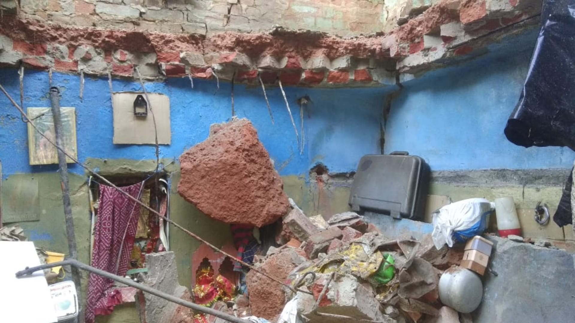Deoria : house collapsed, husband wife and daughter died