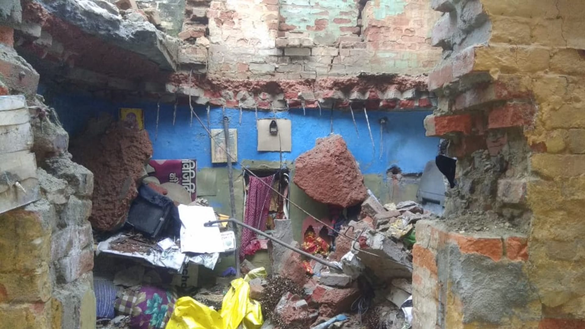 Deoria : house collapsed, husband wife and daughter died