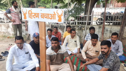 धरने पर बैठे लोग।