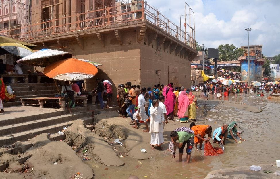 ganga water level started rising again in Varanasi ghats lost contact problems of cremation increased