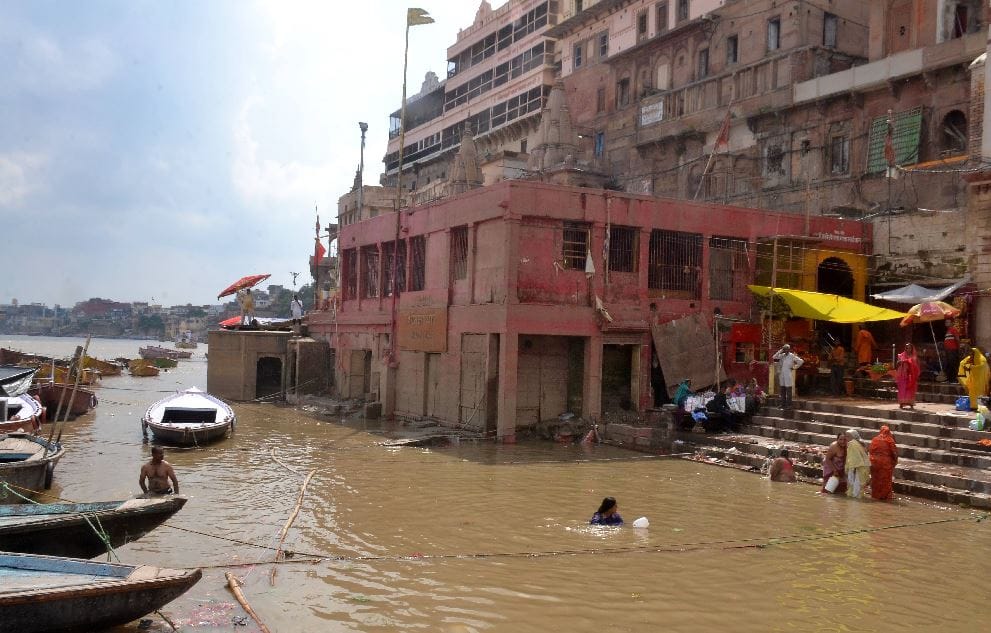 ganga water level started rising again in Varanasi ghats lost contact problems of cremation increased