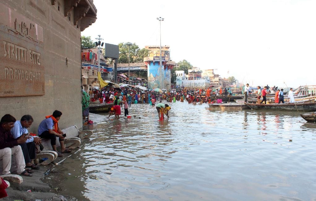 ganga water level started rising again in Varanasi ghats lost contact problems of cremation increased