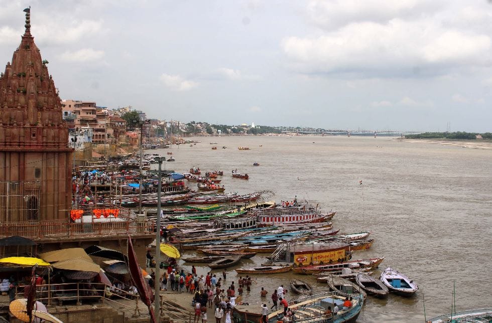 ganga water level started rising again in Varanasi ghats lost contact problems of cremation increased