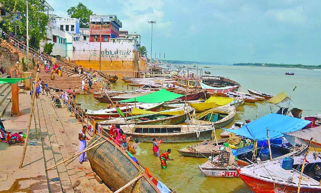 ganga water level started rising again in Varanasi ghats lost contact problems of cremation increased