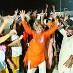 महाराजा जयंती पर अवकाश घोषित होने के बाद जश्न मनाते लोग