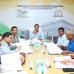 विज्ञान एवं प्रौद्योगिकी मंत्री ओमप्रकाश सखलेचा बैठक लेते हुए