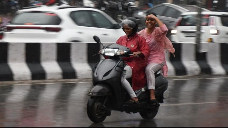 Gorakhpur Weather: गोरखपुर में झूम कर बरसे बादल, मौसम हुआ सुहाना; उमस से मिली राहत