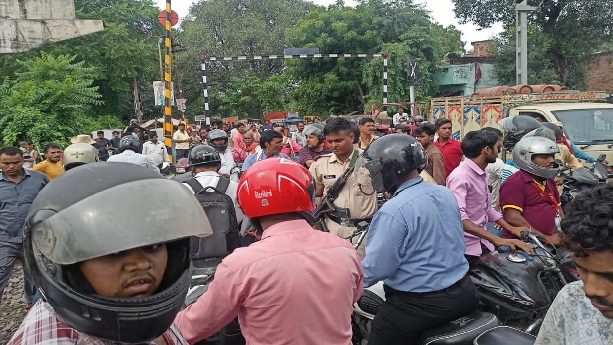 508 army base employees jammed the Habra route in Prayagraj, many Train were late in 45 minutes