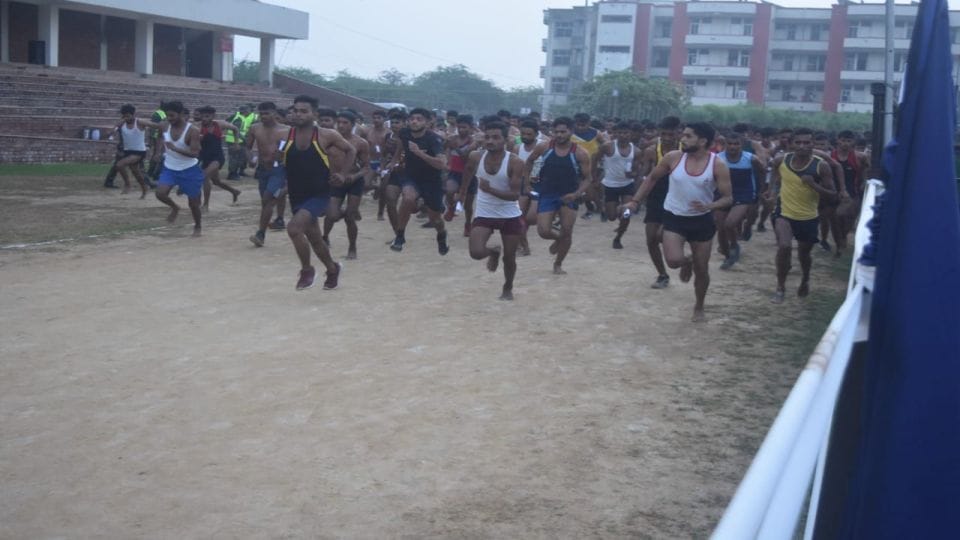 Army Bharti first day more than five thousand candidates run for army recruitment rally in Agra