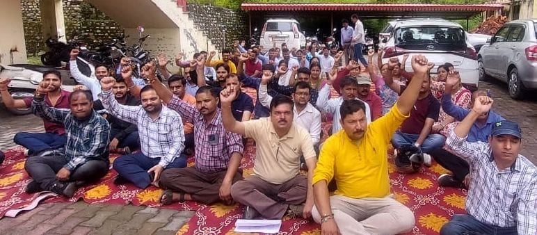 Protest By Staff Union in Bageshwar