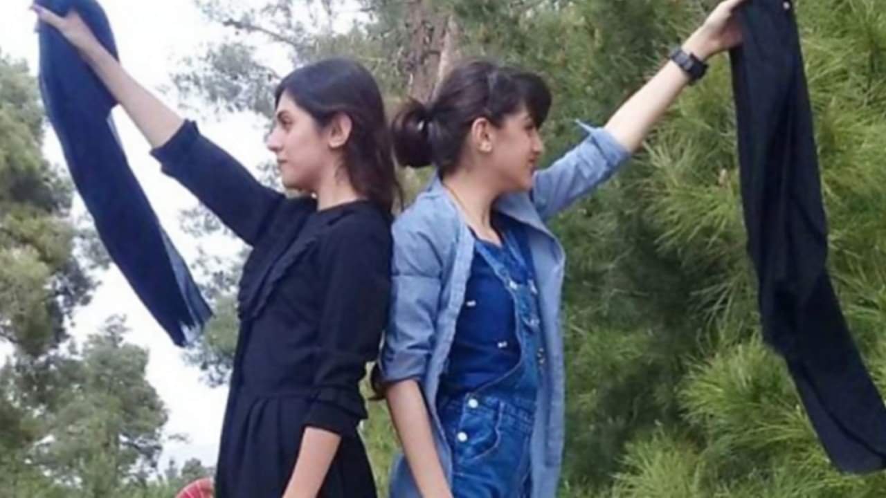 Iran: Someone cut hair, someone burnt clothes against the burqa, see pictures of women's anger in Iran