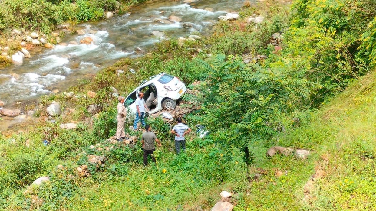 Accident in kotdwar Uttarakhand: Car fell into ditch and two people died