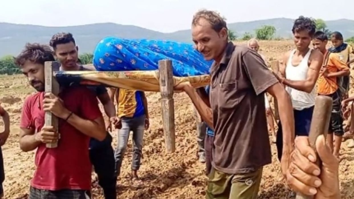 The pregnant was taken to the hospital by lying on cot in Bundi