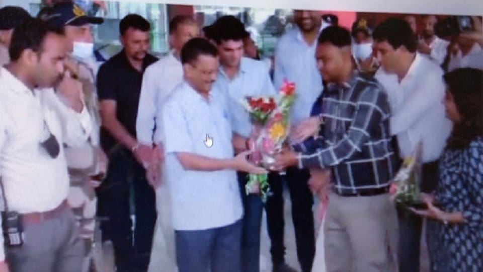 Modi-Modi chants in front of Kejriwal in Vadodara, watch video