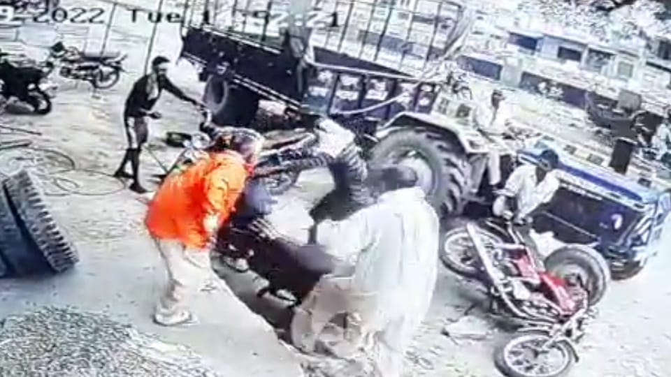 Loot from Petrol pump worker in Bhuna