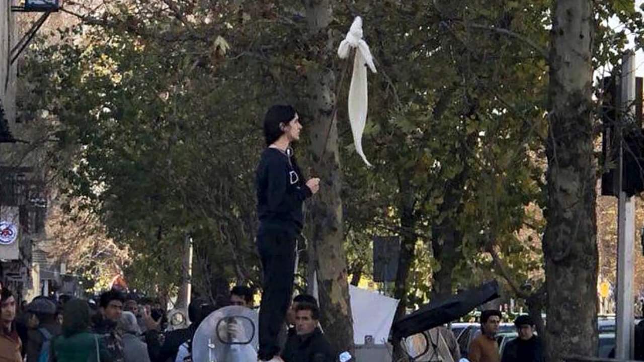 Iran: Someone cut hair, someone burnt clothes against the burqa, see pictures of women's anger in Iran