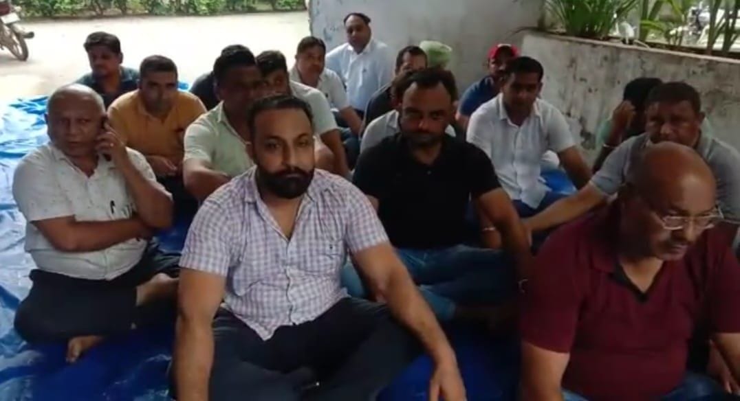 Agents went on indefinite strike, no purchase