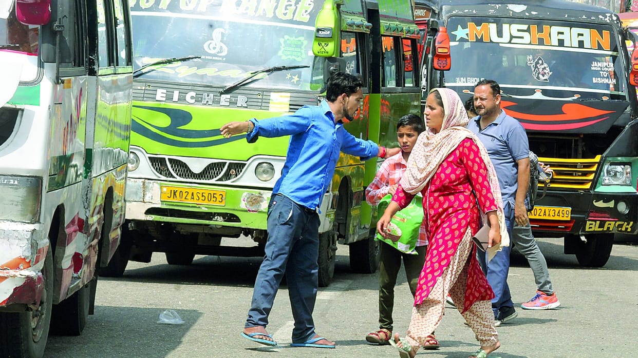 jammu city metador: License mandatory for driver and conductor of Matador but rules not implmented