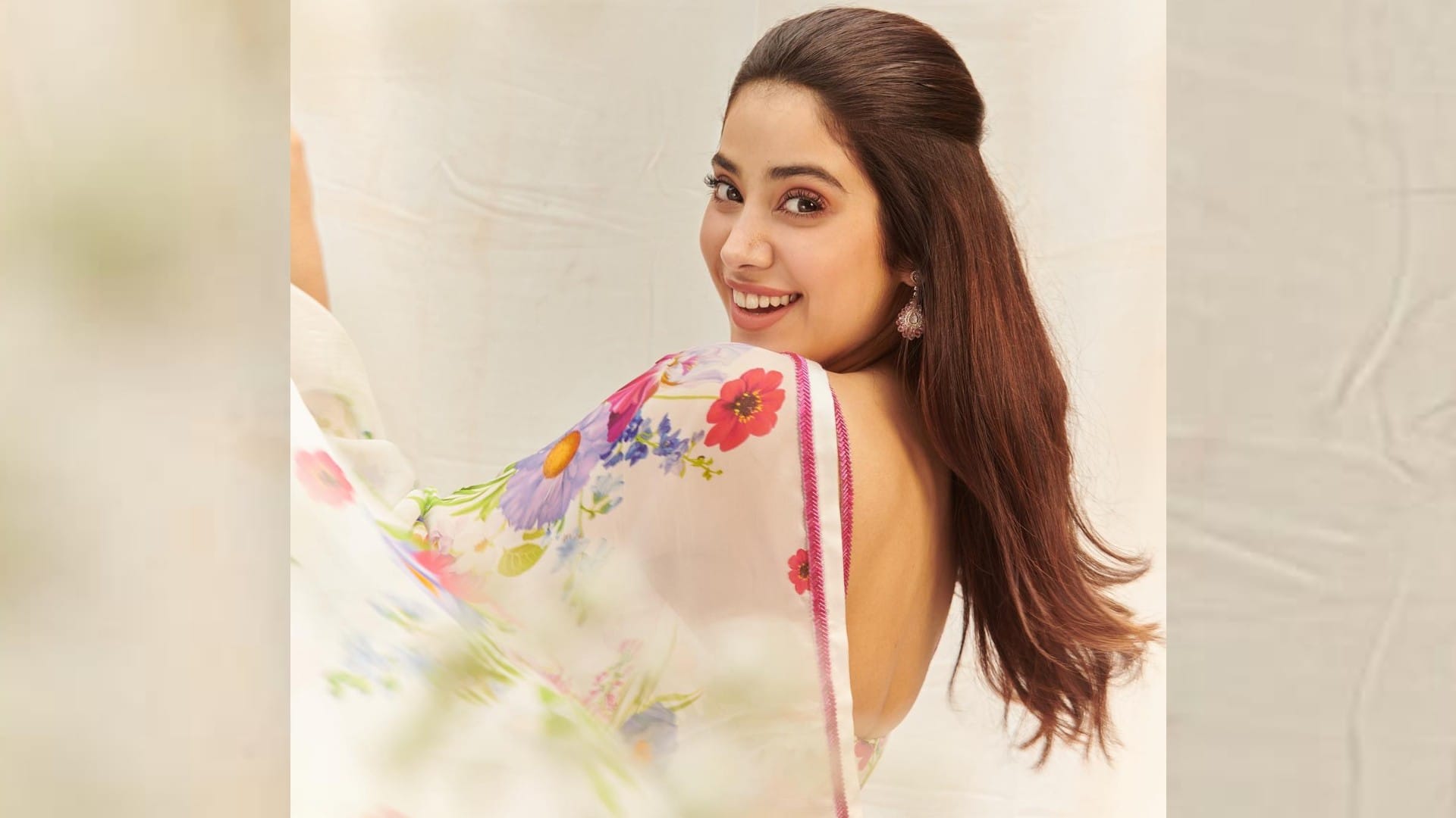 Actress Janhvi Kapoor Ethnic Look In Saree Picture Went Viral On Social Media