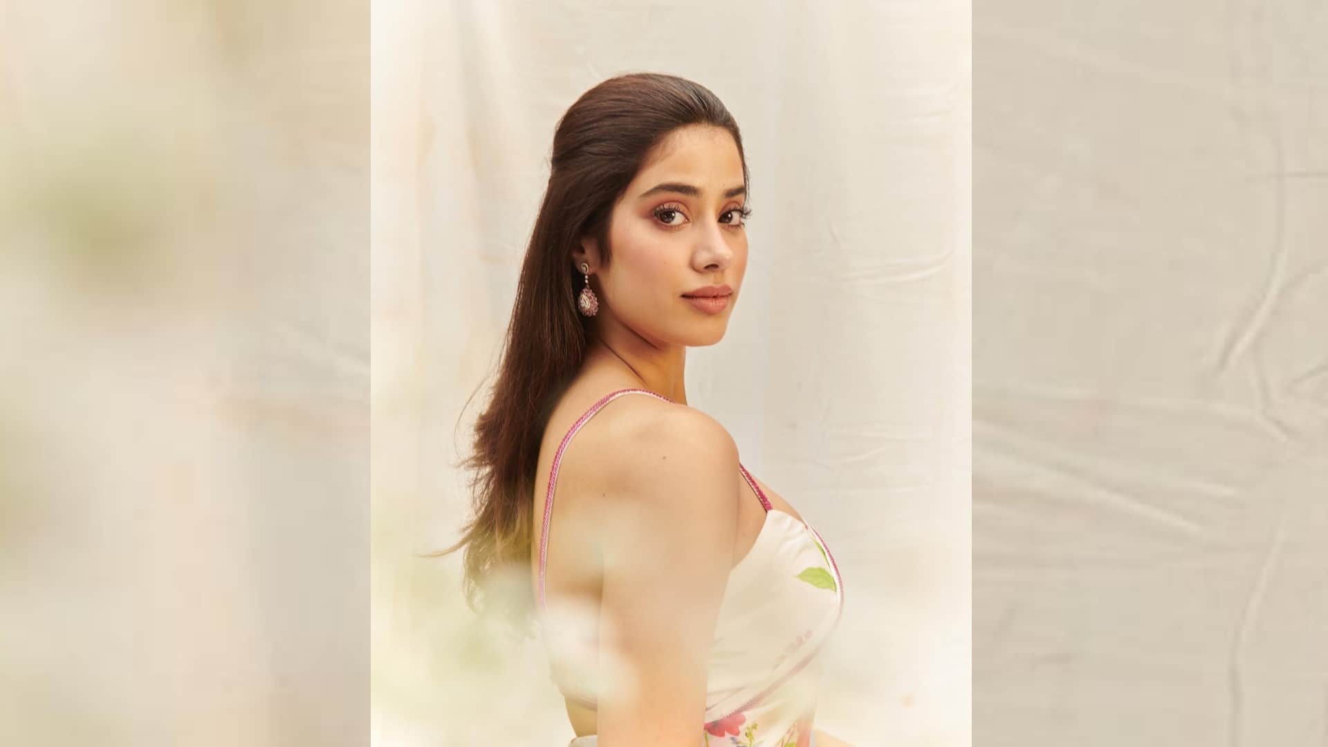Actress Janhvi Kapoor Ethnic Look In Saree Picture Went Viral On Social Media