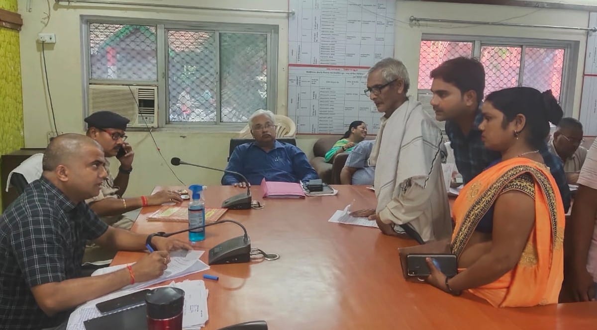 Withheld salary of 12 including PWD's XEN absent in resolution day