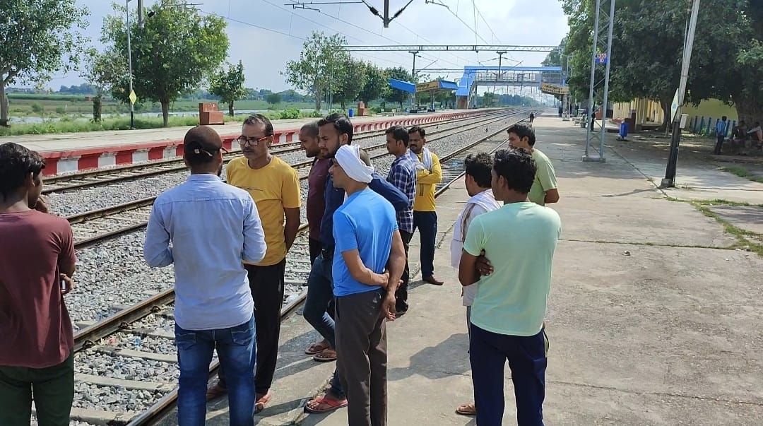 Woman passenger dies after falling while boarding train in Hamirpur
