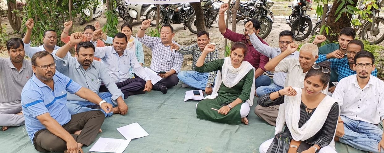 Employees roared in Gandhi Park against down grade pay