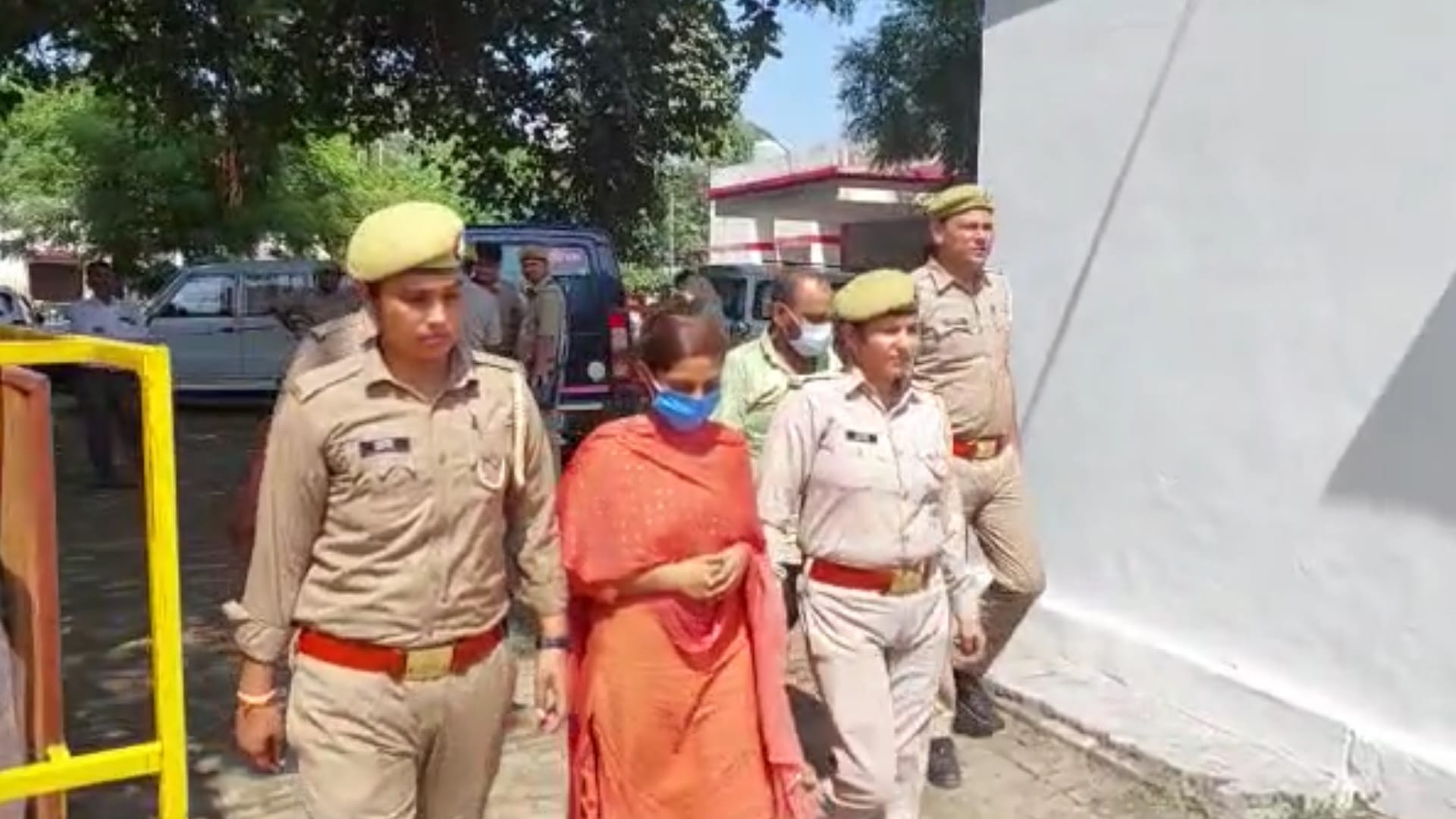 Saharanpur police have arrested to bride with partner after revealed a gang