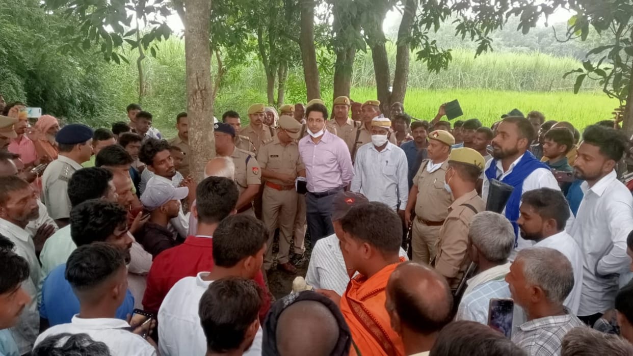 A man's dead body found hanging from a tree in Alapur thana in ambedkar nagar.