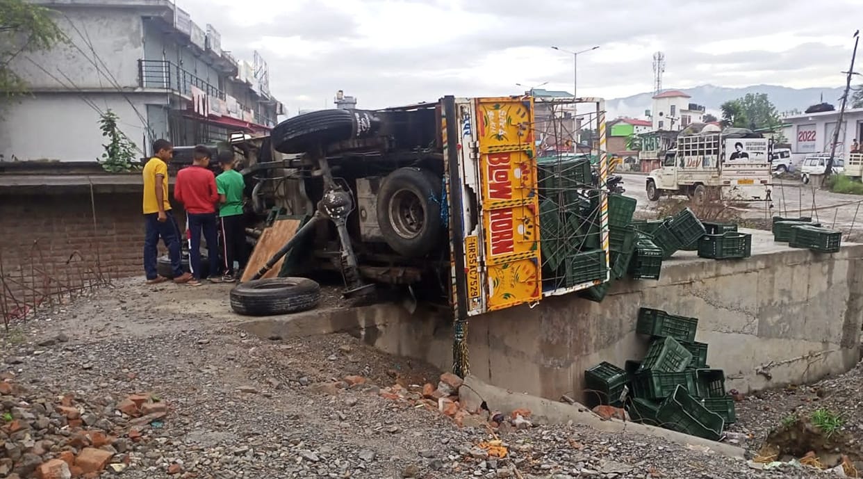 mandi news himachal news truck overturned highway kanaid sundernagar mandi