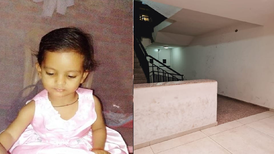 Lucknow News : Traumatic death of a three year old innocent by falling from 18th floor in the basement of Omax