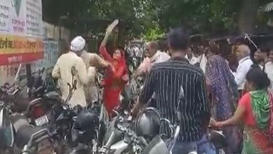 woman beat of the murderer with slippers In police custody Mathura