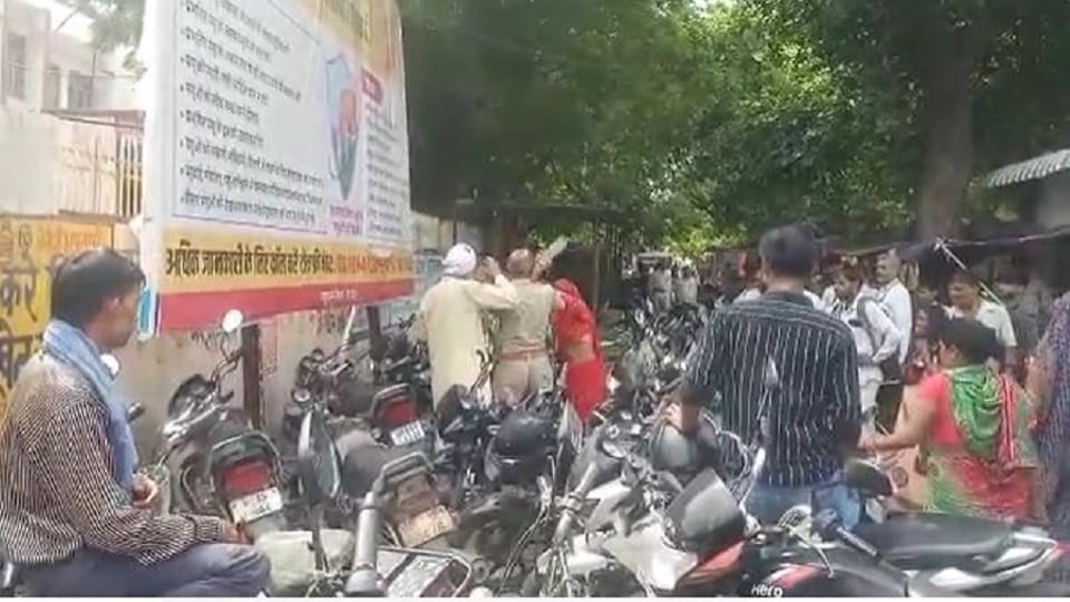 woman beat of the murderer with slippers In police custody Mathura