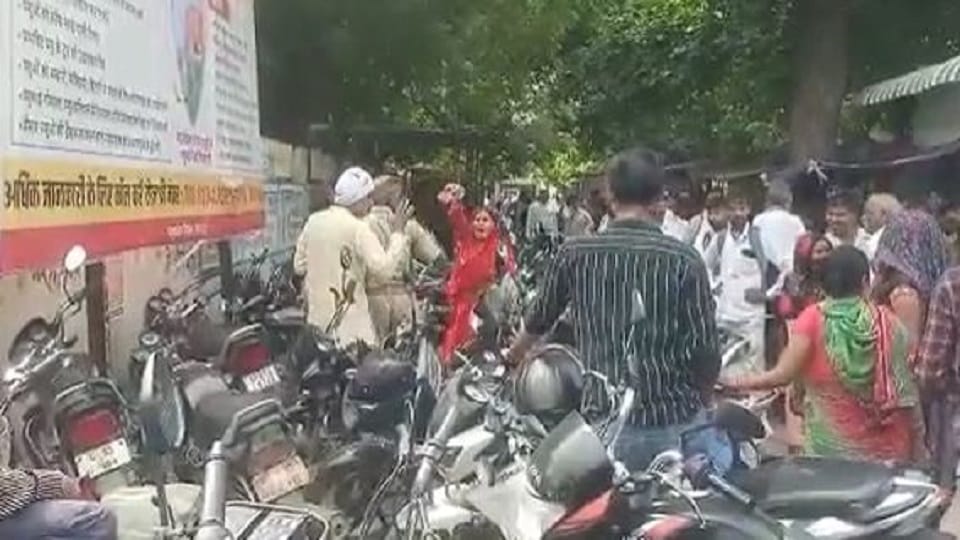 woman beat of the murderer with slippers In police custody Mathura