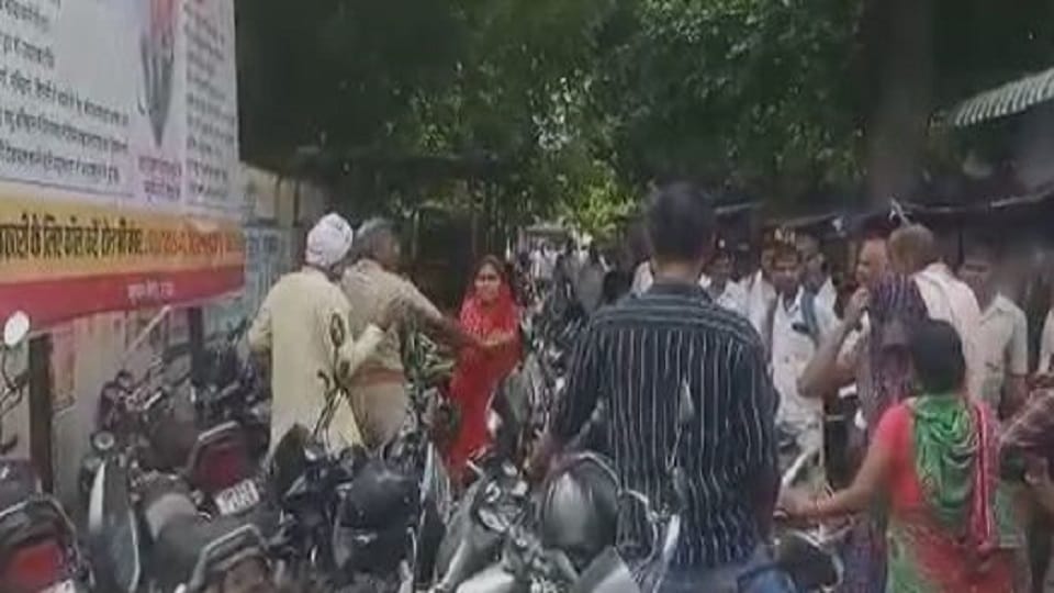 woman beat of the murderer with slippers In police custody Mathura