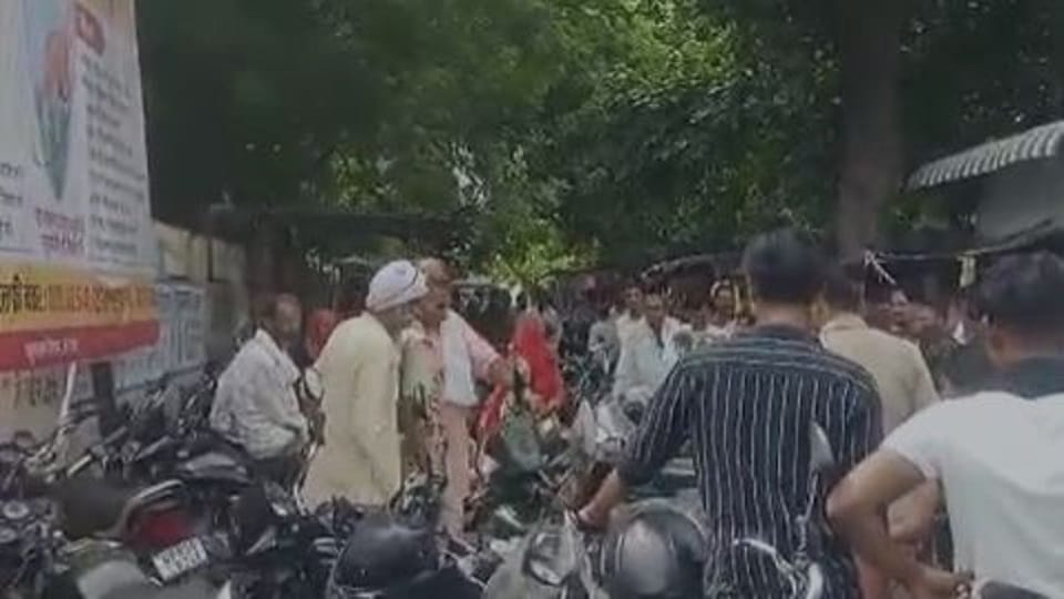 woman beat of the murderer with slippers In police custody Mathura