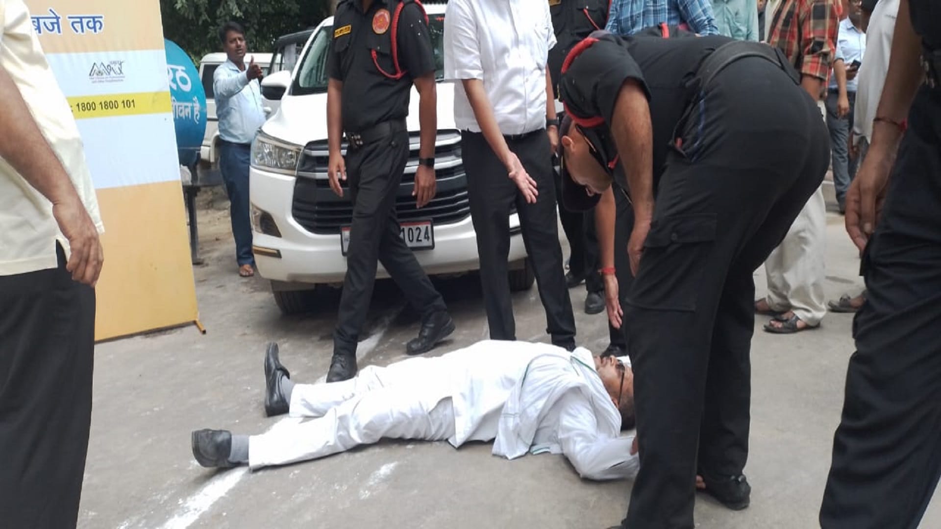 Misbehaved with Councilor Ehsan Ansari after out of Municipal Commissioner office in Meerut , see photos