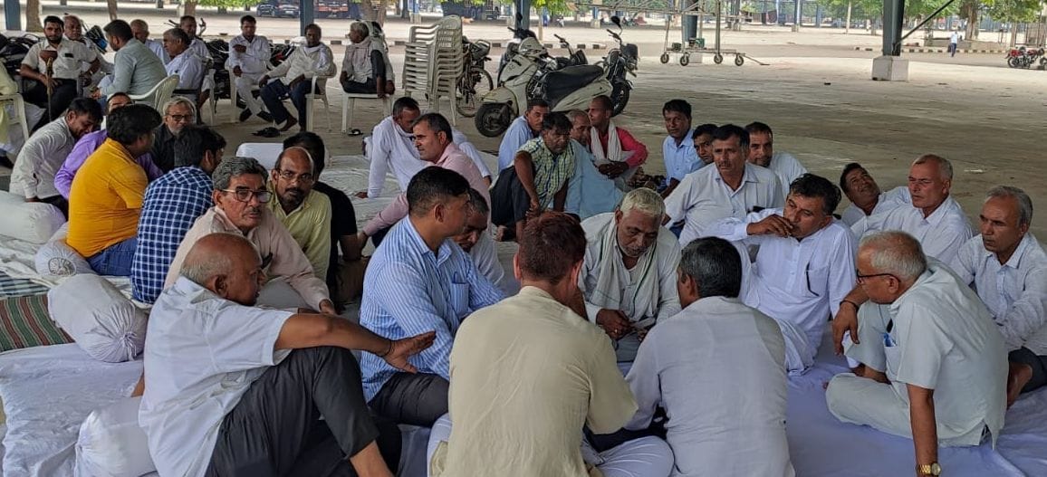 Arhtiyas strike in Anaj Mandi for demands