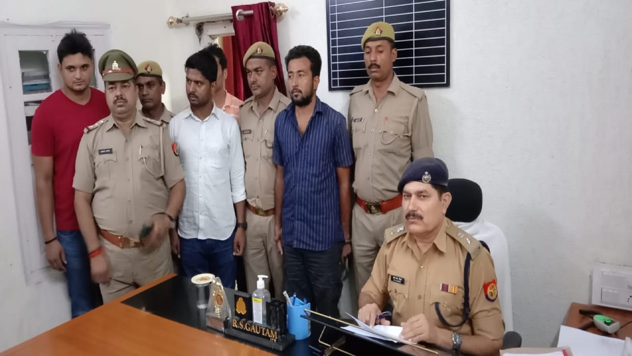 14 lakh English liquor confiscated Smuggler was taking to Bihar via highway rested