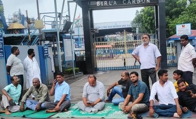 Angry people surrounded the company office due to cleanliness mismanagement